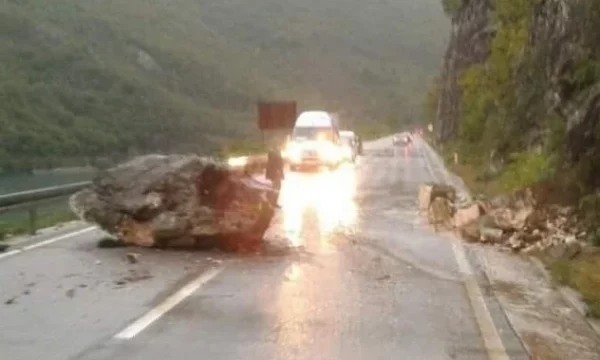 Në autostradën ‘Ibrahim Rugova' ka rrëshqitje të dheut