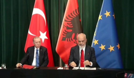 Erdogan e hap 'kuletën': Turqia i dhuron dronë kamikazë Shqipërisë