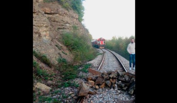Shmanget një fatkeqësi pasi dikush kishte hedhur gurë mbi trasenë hekurudhore në linjën Prishtinë-Pejë