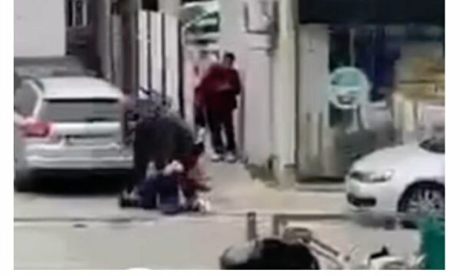 Një person rrahet në qendër të qytetit