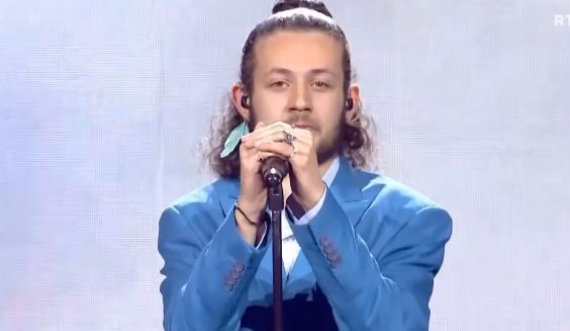 Endrit Krasniqi me 'Flas me gjethen', fitues i Festivalit të Këngës në RTK