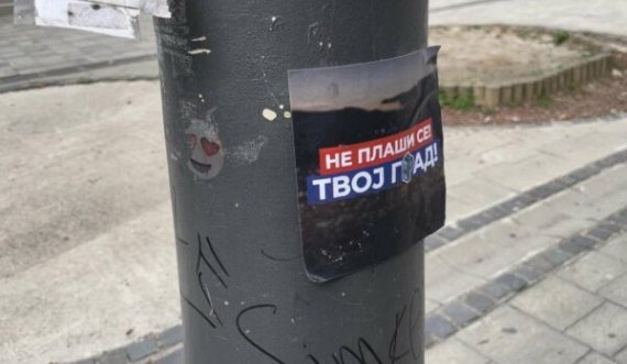 Në veri të Mitrovicës vendosen posterë: Mos u frikëso…