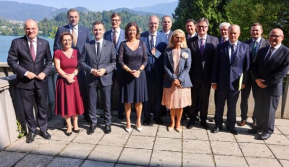 Gërvalla në Forumin Strategjik të Bledit, publikon foto me homologë