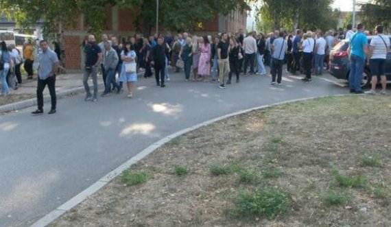 Serbët janë tubuar para ndërtesës komunale të Mitrovicës së Veriu