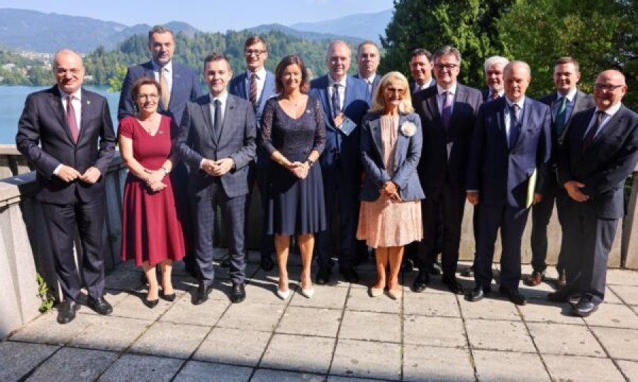 Gërvalla në Forumin Strategjik të Bledit, publikon foto me homologë