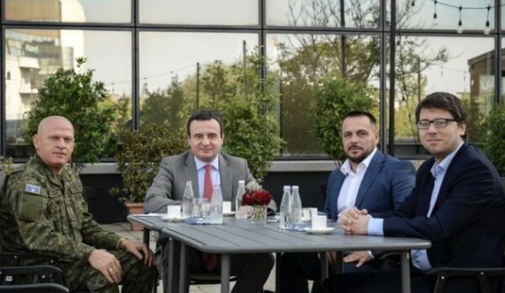 Albin Kurti mbledh në ballkonin e Qeverisë: Jasharin, Maqedoncin e Muratin