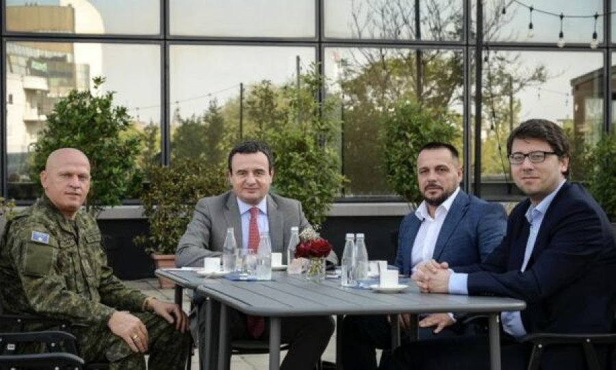 Albin Kurti mbledh në ballkonin e Qeverisë: Jasharin, Maqedoncin e Muratin