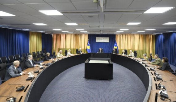 Albin Kurti mirëpret një delegacion nga Zvicra 