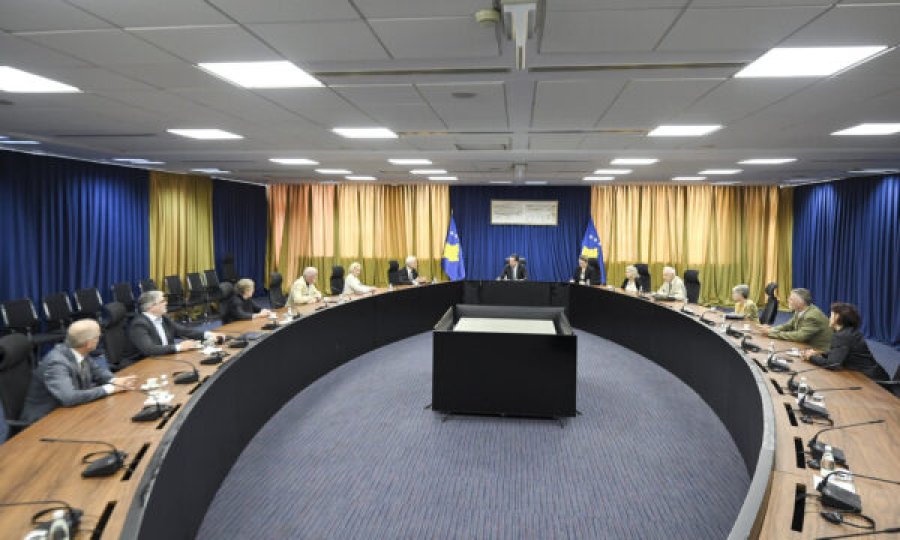 Albin Kurti mirëpret një delegacion nga Zvicra 