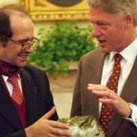 Ambasada amerikane: Rugova i mësoi botës se guximi e dinjiteti janë rrugët drejt lirisë