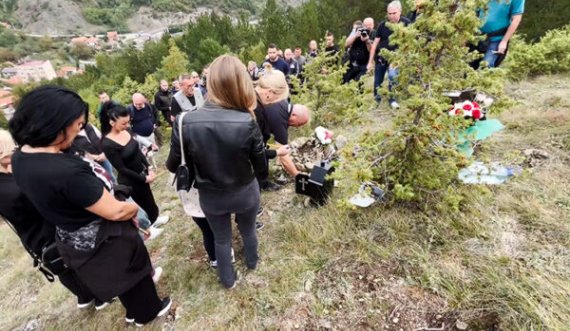 Në Banjskë familjarët e terroristëve të vrarë ndezin qirinj 