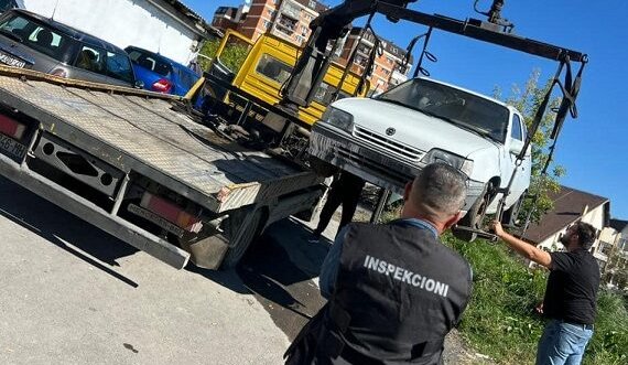 Largohen veturat e braktisura në hapësirat publike 