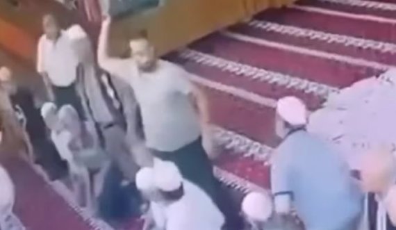 E paprecedentë: Imami sulmohet gjatë namazit nga një person, ndërhyn xhemati 