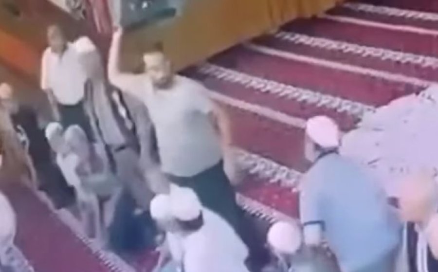 E paprecedentë: Imami sulmohet gjatë namazit nga një person, ndërhyn xhemati 