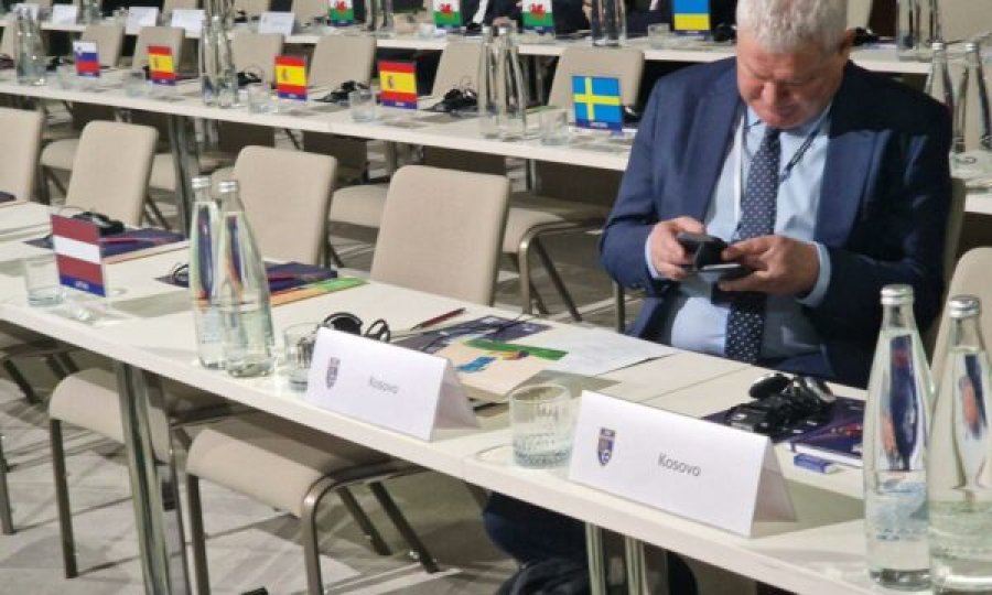Tavolina e Kosovës e vetmja pa flamur shtetëror në Kongresin e UEFA-s në Beograd