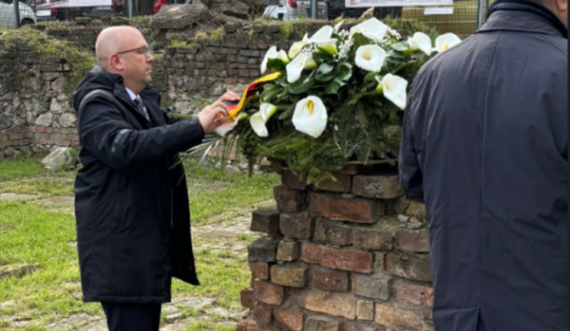 Sarrazin nderon 'viktimat e luftës dhe pushtimit gjerman”