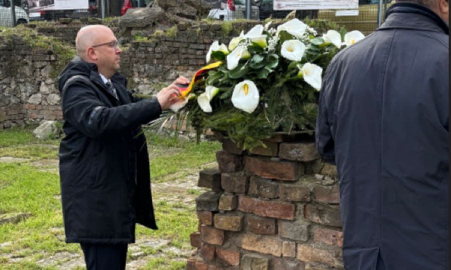 Sarrazin nderon 'viktimat e luftës dhe pushtimit gjerman”