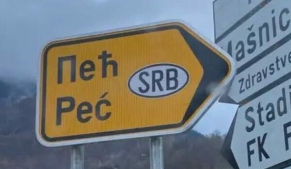 Largohet tabela në Plavë që e shënonte Pejën si pjesë të Serbisë