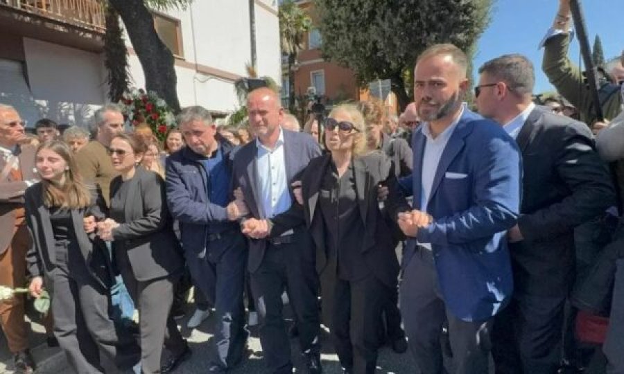 Nëna e 22-vjeçares shqiptare që u vra nga ish i dashuri në Itali shpërthen në lot