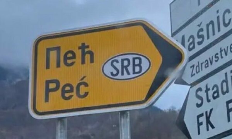 Largohet tabela në Plavë që e shënonte Pejën si pjesë të Serbisë