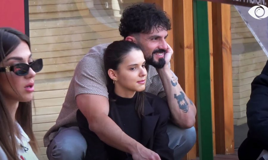 Aldo sqaron bisedën me Rizartën në krevat: Më shtrëngo fort