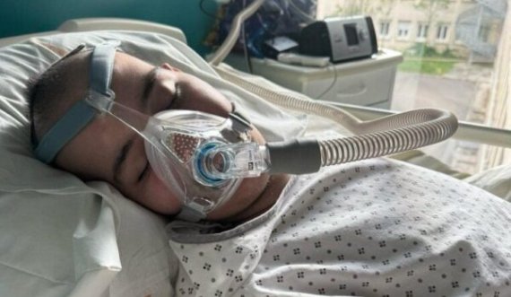 Nëna kosovare kërkon ndihmë për djalin 19-vjeçar që po lufton me kancerin