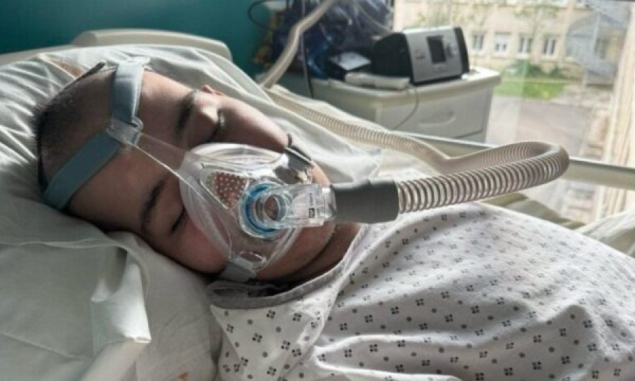 Nëna kosovare kërkon ndihmë për djalin 19-vjeçar që po lufton me kancerin