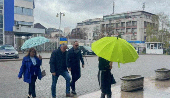 Deputetët e Listës Serbe shkojnë në Kuvend për t’u regjistruar