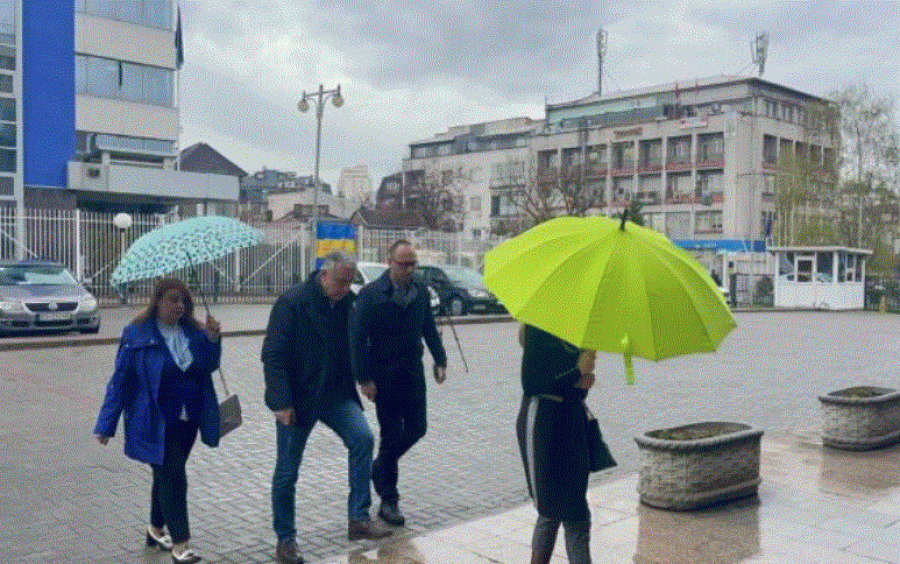Deputetët e Listës Serbe shkojnë në Kuvend për t’u regjistruar