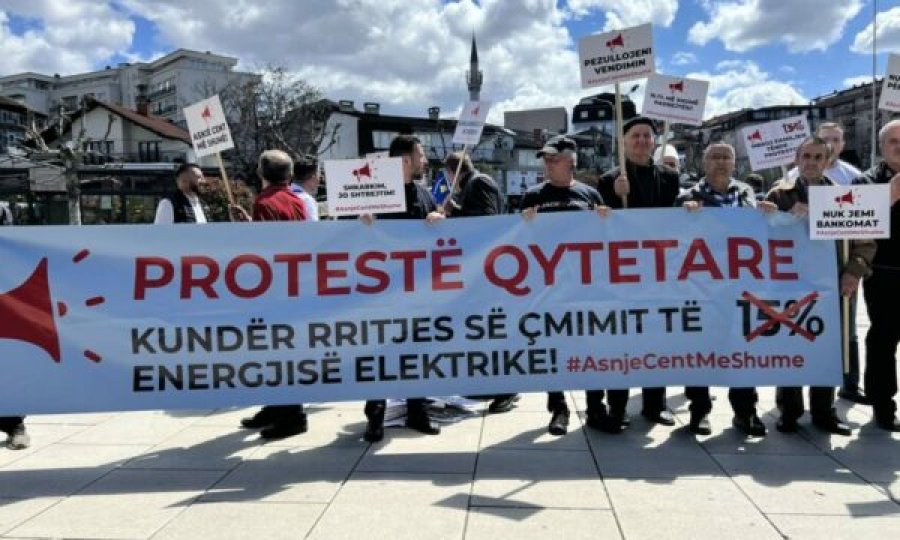 Në Prishtinë po mbahet protesta kundër shtrenjtimit të rrymës