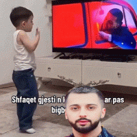 Shikoni sa bukur e imiton ky fëmijë Gjestin, derisa ai këndon
