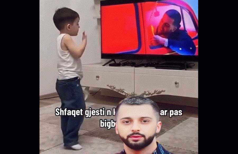 Shikoni sa bukur e imiton ky fëmijë Gjestin, derisa ai këndon