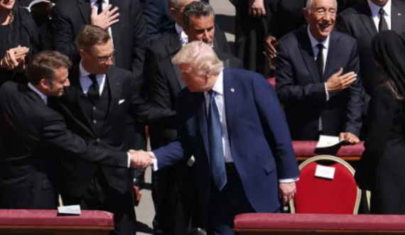 Shtrëngime duarsh mes liderëve në funeralin e Papës – përfshirë edhe atë të Trump e Macron