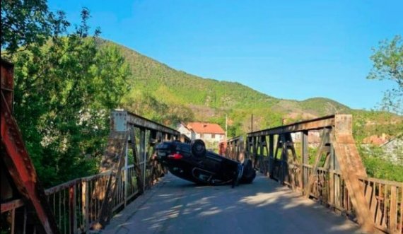 Një veturë rrokulliset në urën e hekurit në Zveçan