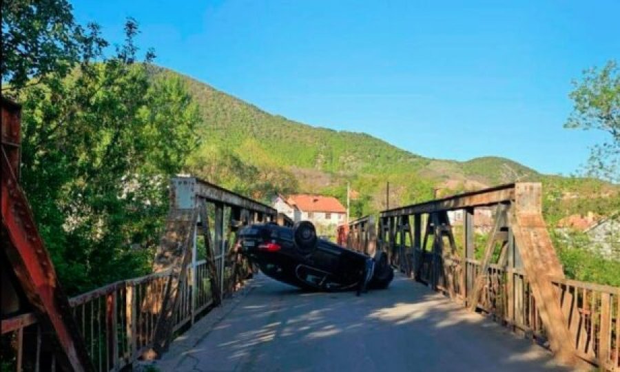 Një veturë rrokulliset në urën e hekurit në Zveçan