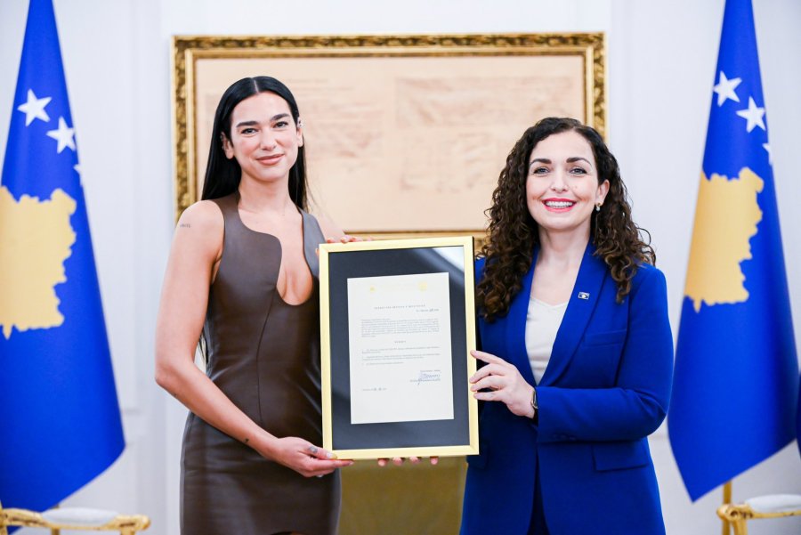 Dua Lipa zyrtarisht merr shtetësinë e Kosovës me dekret presidencial