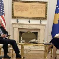 Baker është mirëpritur në takim nga Osmani