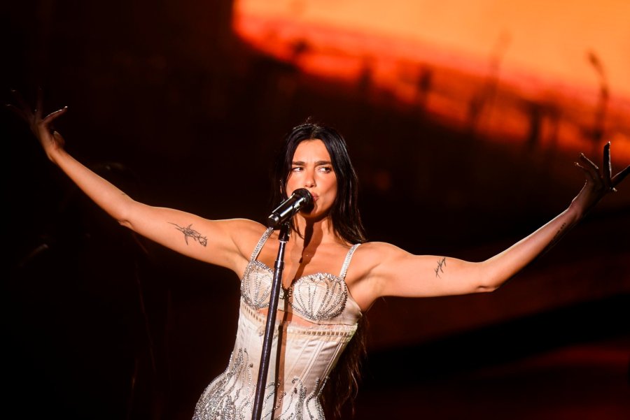 Dua Lipa del me mesazh pas mbylljes së ‘Sunny Hill’