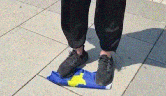 Një person vjen midis Prishtine dhe e përdhos flamurin e Kosovës 
