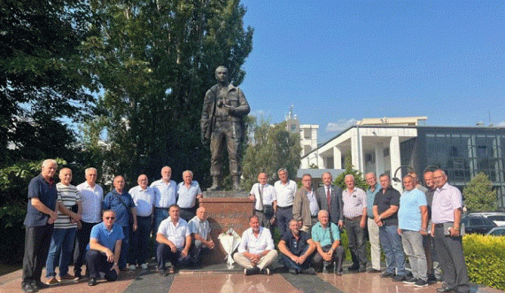 Vlerat kombëtare nderojnë sakrificën sublime të dëshmorëve!