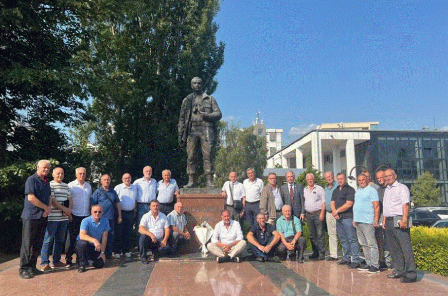 Vlerat kombëtare nderojnë sakrificën sublime të dëshmorëve!