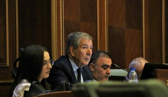 Dështon sërish seanca: Nuk ka vota për Albulena Haxhiun 