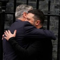 Starmer e pret me përqafim Zelenskyn në Londër