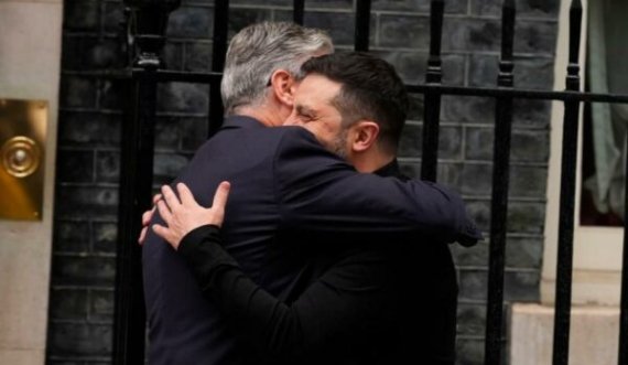 Starmer e pret me përqafim Zelenskyn në Londër