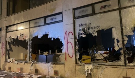 Raportohet se janë demoluar krejtësisht zyrat e partisë së Vuçiq
