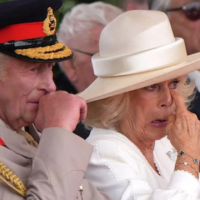 Veterani 104-vjeçar emocionon Mbretin Charles dhe Camillan