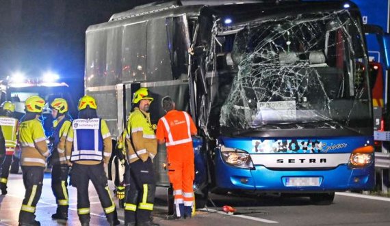 Një autobus nga Kosova është përplasur me një kamion: 30 të lënduar, dy në gjendje të rëndë