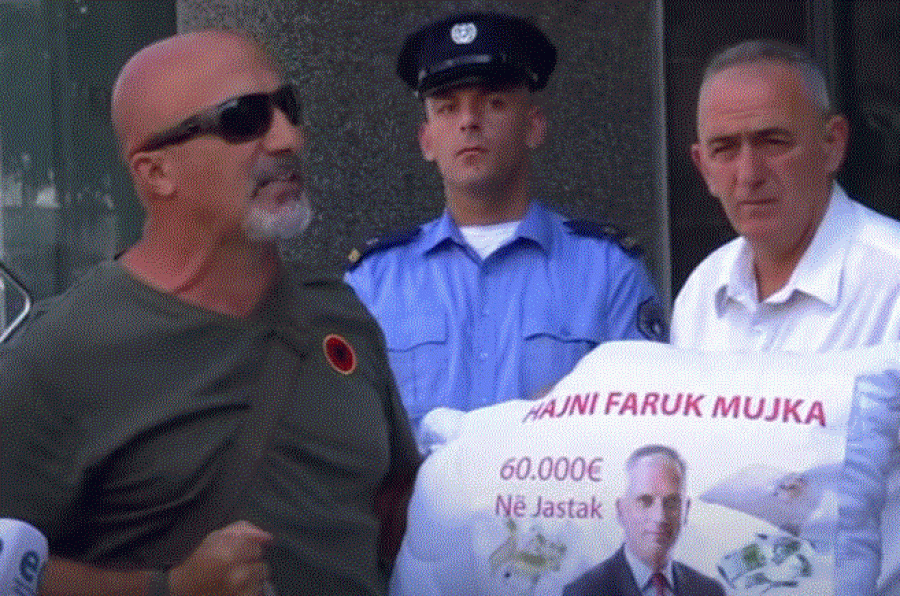 Pllashniku: Hajnit Faruk Muja ia kanë zënë 60 mijë euro nën jastëk