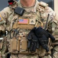 Njësitë e Gardës Kombëtare fillojnë të mbajnë armë në Washington