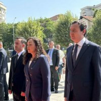 Osmani e Kurti bashkë me Dimal Bashën bënë homazhe te Monumenti i Personave të Zhdukur